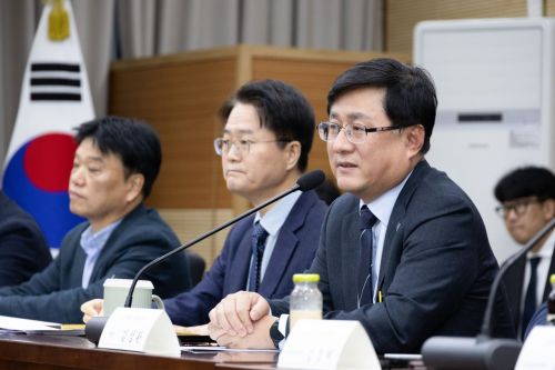 김성환 기후에너지환경부 장관이 22일 서울 서초구에 있는 한강홍수통제소에서 풍력 업계 간담회를 주재하고 있다. 기후에너지환경부