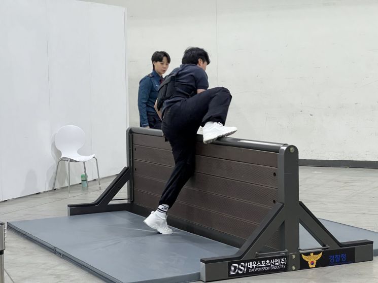 22일 인천 송도컨벤시아에서 열린 순환식 체력시험 체험부스에서 변선진 기자가 0.9m 장대 허들을 넘고 있다. 이은서 기자.
