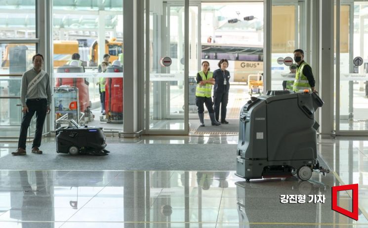[포토] 청소로봇 이용해 청소 나선 인천공항