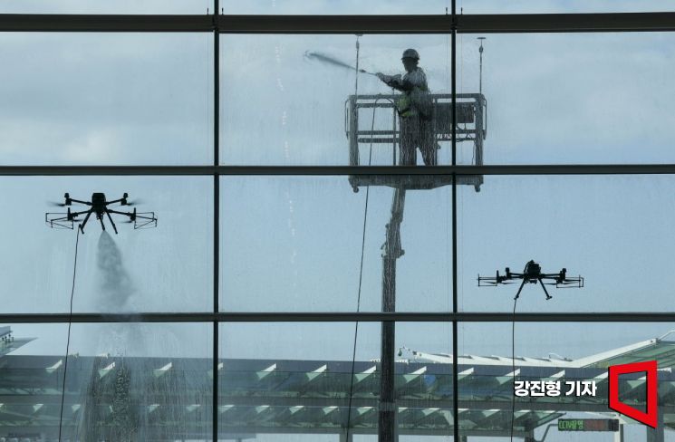 [포토] 드론 이용한 인천공항 청소