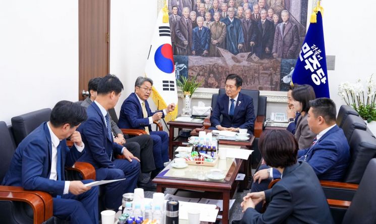 강기정 광주광역시장이 22일 오전 서울 국회본관에서 정청래 더불어민주당 대표를 만나, ‘국가AI컴퓨팅센터 광주 설립’ 공약 이행을 촉구했다. 사진 광주광역시