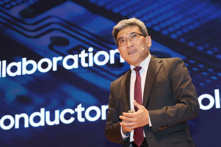 송재혁 삼성전자 최고기술책임자(CTO) 사장이 지난달 22일 서울 강남구 코엑스에서 열린 '반도체대전(SEDEX) 2025'에서 '시너지를 통한 반도체 혁신'을 주제로 기조연설을 하고 있다. 연합뉴스