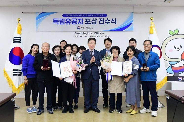 부산보훈청, 독립유공자 故 강금수·오동휘 지사 유족에 포상 전수