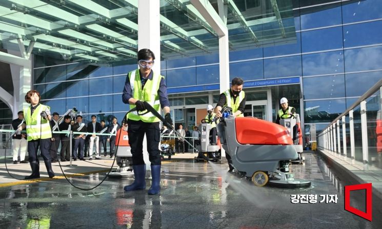 [Photo] Environmental Cleanup at Incheon Airport Ahead of APEC Summit