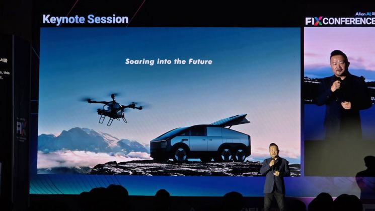 달리던 차가 날개 펴고 비행…샤오펑 에어로 "연내 '플라잉카' 1호 판매"