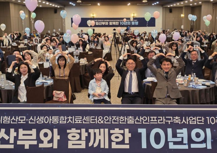 김진태 강원특별자치도지사가 22일 춘천 스카이컨벤션에서 '강원 임산부와 함께한 10년의 동행'을 주제로 안전한출산인프라구축사업단 10주년 기념행사를 개최하고 있다. 강원도 제공
