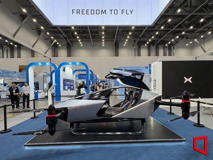 달리던 차가 날개 펴고 비행…샤오펑 에어로 "연내 '플라잉카' 1호 판매"