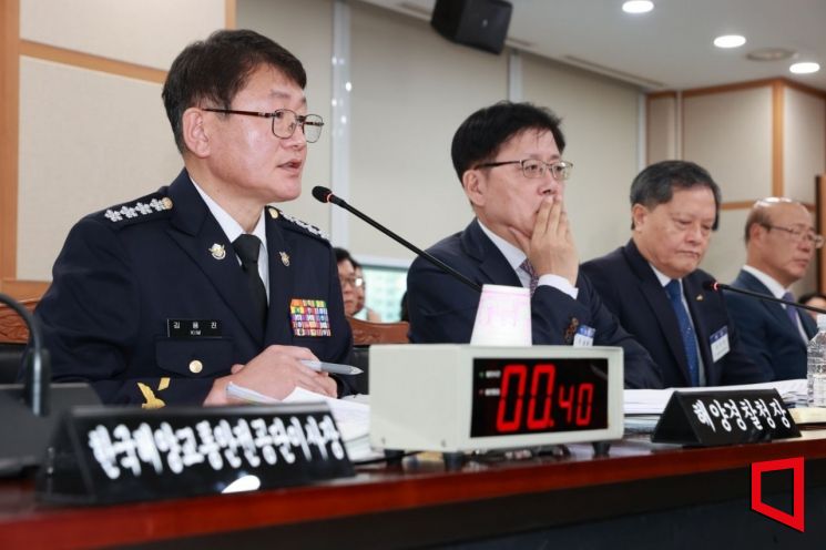 22일 인천 연수구 해양경찰청에서 열린 국회 농림축산식품해양수산위원회의 해양경찰청 등에 대한 국정감사에서 김용진 해양경찰청장이 위원들의 질의에 답변하고 있다. 해양경찰청