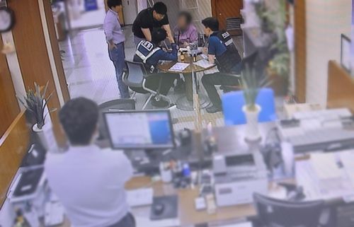 제복을 입고 경찰관 행세를 한 보이스피싱 일당에 속아 은행에서 1억원을 찾으려 했던 70대 여성이 경찰관과 이야기를 하고 있다. 울산경찰청