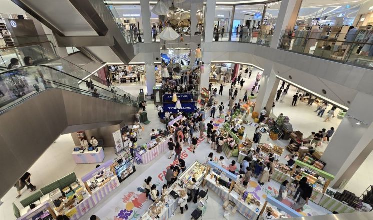 롯데百, 타임빌라스 수원 개장 1주년 고객 감사제