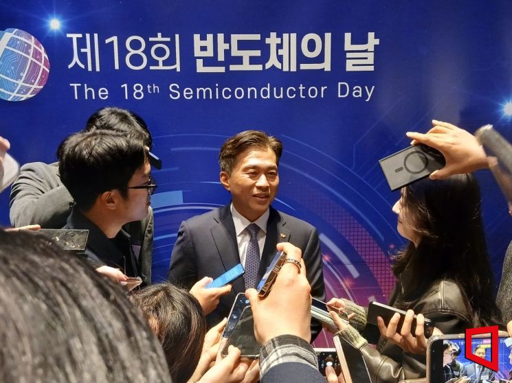 곽노정 SK하이닉스 최고경영자(CEO) 사장이 22일 오후 '반도체의 날' 기념행사에 참석하며 취재진의 질문에 답하고 있다. 김형민 기자