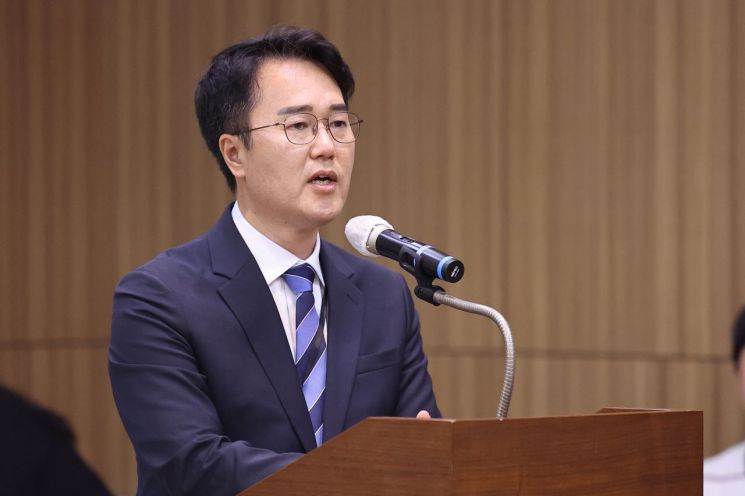 22일(현지시간) 캄보디아 프놈펜 주캄보디아 대사관에서 열린 국회 외교통일위원회 주캄보디아·주베트남·주태국·주라오스대사관 국정감사에서 남석현 캄보디아 경찰 영사가 질의에 답변하고 있다. 연합뉴스