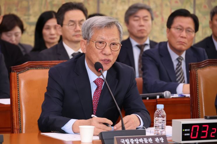 유홍준 국립중앙박물관장이 22일 서울 여의도 국회에서 열린 문화체육관광위원회의 국립중앙박물관, 국립중앙도서관 등에 대한 국정감사에서 위원 질의에 답하고 있다. 연합뉴스