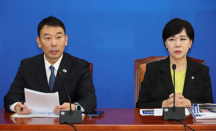 22일 서울 여의도 국회에서 더불어민주당, 조국혁신당, 무소속 법제사법위원회 위원이 참석한 가운데 열린 2025 법제사법위원회 국정감사 기자간담회에서 김용민 민주당 의원이 발언하고 있다. 연합뉴스