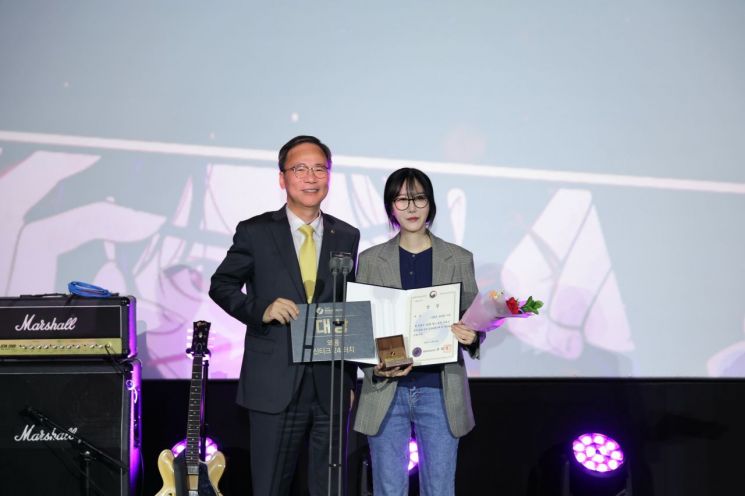 김영수 문화체육관광부 차관이 22일 롯데시네마 월드타워점 8관에서 열린 '월드 웹툰 어워즈' 시상식에서 '미래의 골동품 가게' 구아진 작가에게 대상을 수여하고 있다.