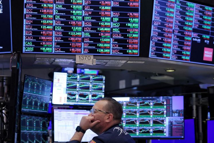 미국 뉴욕증권거래소(NYSE) 거래장에서 트레이더가 업무를 보고 있다. 로이터연합뉴스