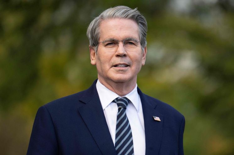 스콧 베선트 미국 재무부 장관이 22일(현지시간) 백악관 웨스트윙 앞에서 취재진의 질문에 답변하고 있다. AFP연합뉴스