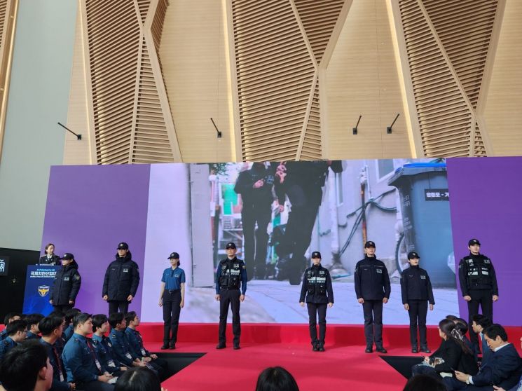 10년만에 바뀌는 경찰복…진회색→진청색 점퍼로 변경