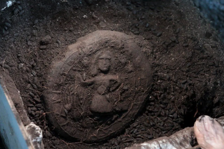 예수 형상에 보존상태도 탁월…튀르키예서 1200년 된 빵 발굴