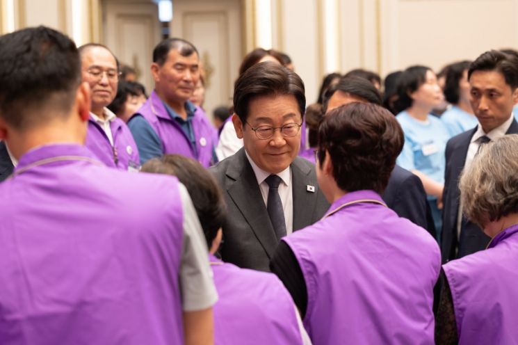 이재명 대통령이 16일 청와대 영빈관에서 열린 '기억과 위로, 치유의 대화' 사회적 참사 유가족 간담회에서 10·29 이태원 참사 유가족과 인사하고 있다. 연합뉴스