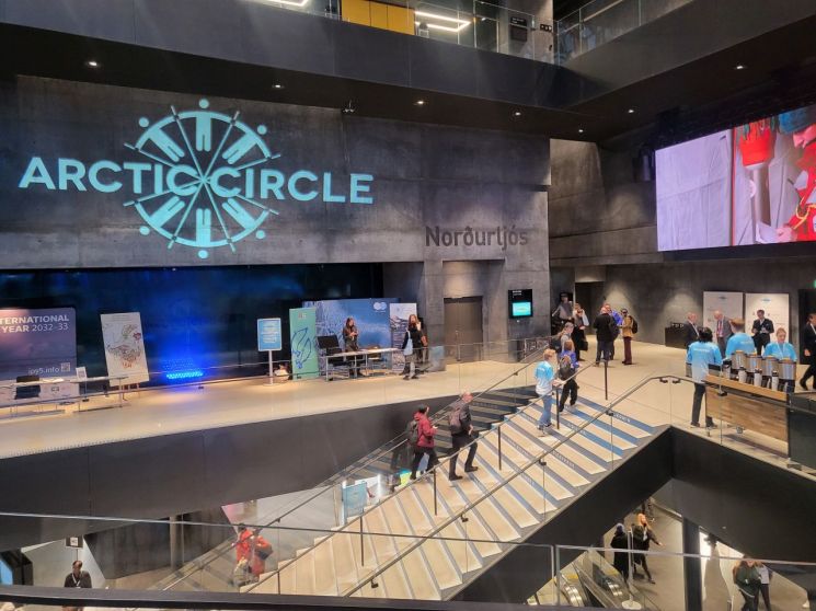 16~18일(현지시간) 아이슬란드 레이캬비크 하르파 콘서트 홀에서 북극서클총회가 열렸다. 참가자들이 총회를 준비하고 있다. 이현주 기자