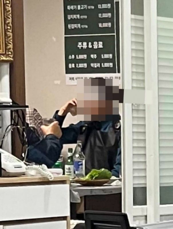 강원 양양서 제복을 입은 경찰관이 음주하는 모습이 포착돼 논란이 일고 있다. 쓰레드