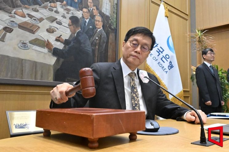 이창용 한국은행 총재가 23일 오전 서울 중구 한은에서 열린 금융통화위원회 본회의에 참석해 의사봉을 두드리고 있다. 사진공동취재단