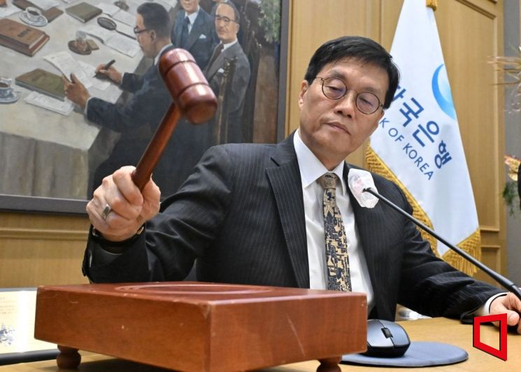 한은 금통위 "금리 동결, 부동산 대책 영향·환율 안정 더 살펴야"