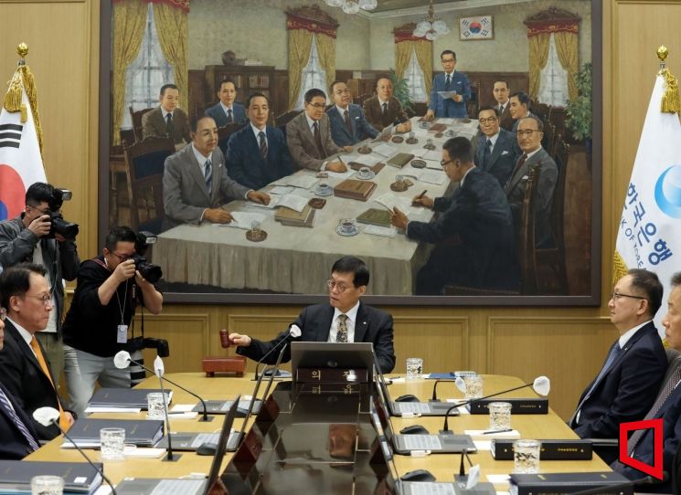 이창용 한국은행 총재가 지난달 23일 오전 서울 중구 한은 본관에서 열린 금융통화위원회 본회의에서 의사봉을 두드리고 있다. 사진공동취재단