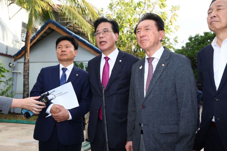 국회 외교통일위원회 소속 송언석 국민의힘 원내대표가 22일(현지시간) 캄보디아 프놈펜 외곽에 위치한 한 범죄단지를 돌아본 뒤 취재진과 인터뷰하고 있다. 연합뉴스
