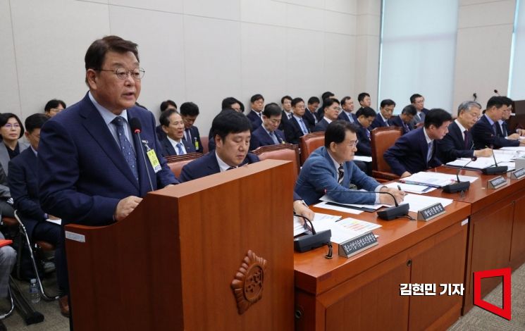 박성효 소상공인시장진흥공단 이사장이 23일 서울 여의도 국회 산업통상자원중소벤처기업위원회에서 열린 중소벤처기업진흥공단, 소상공인시장진흥공단 등에 대한 국정감사에서 업무보고를 하고 있다. 2025.10.23 김현민 기자