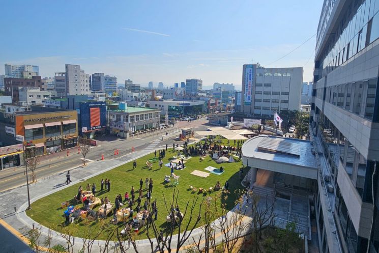 "구청이 공원으로"…광주 광산구, 시민광장 개장