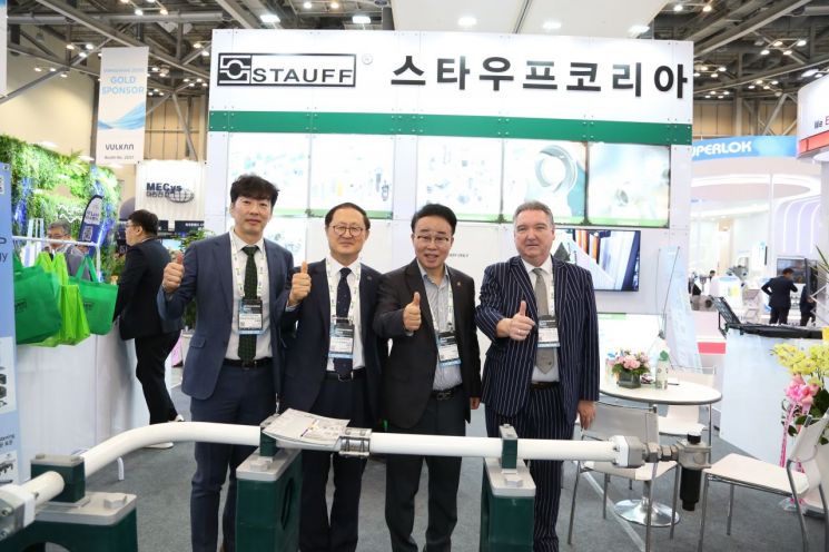 23일 부산 벡스코에서 열리고 있는 '제24회 국제조선 및 해양산업전 2025'에 참석한 박성호 부산진해경제자유구역청장(왼쪽에서 3번째)이 해양산업 기업체 관계자들과 '엄지척'을 하고 있다.