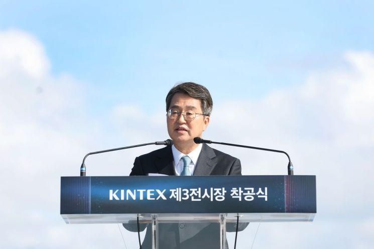 김동연 경기도지사가 23일 고양시 일산서구 제3전시장 건립 예정 부지에서 열린 킨텍스 제3전시장 착공식에 참석해 기념사를 하고 있다. 경기도 제공