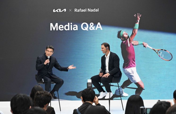 송호성 기아 사장(사진 오른쪽)과 라파엘 나달이 파트너십 연장 조인식 미디어 Q&A 세션에서 답변하고 있는 모습. 기아 제공