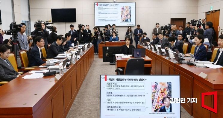 지난 23일 국회에서 열린 과학기술정보방송통신위원회의 한국방송공사, 방송미디어통신심의위원회 등에 대한 국정감사에서 감장겸 국민의힘 의원이 발언하고 있다 김현민 기자