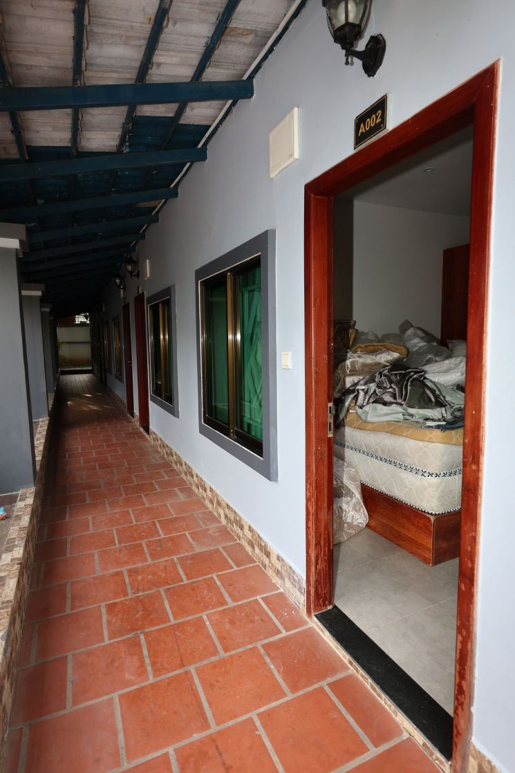 지난 22일(현지시간) 캄보디아 프놈펜 외곽에 위치한 한 범죄단지의 모습. 연합뉴스