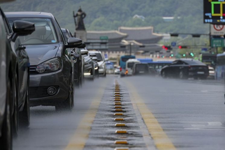 서울 시청역 부근 도로에서 가동 중인 '미스트로드(쿨링로드)'가 가동되고 있다. 미스트로드는 도로 중앙선에 작은 사각형 모양으로 설치된 물 분사 시설로, 뜨거워진 도로 만 식히는 것이 아니라 미세먼지도 함께 제거도 한다. 간혹 날씨가 선선한 가을에 미스트로드를 가동하는 것도 그런 이유 때문이다. 연합뉴스 제공