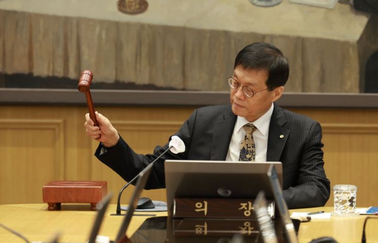 이창용 한국은행 총재가 23일 오전 서울 중구 한은에서 열린 금융통화위원회 통화정책방향 결정 회의에 참석해 의사봉을 두드리고 있다. 한국은행