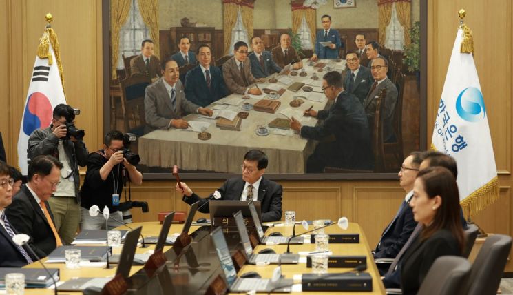 이창용 한국은행 총재가 23일 오전 서울 중구 한은에서 열린 금융통화위원회 통화정책방향 결정 회의를 주재하고 있다. 한국은행