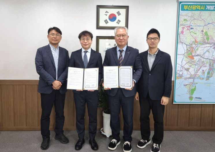 부산도시공사가 동아대학교 RISE 사업추진단과 '기후·탄소중립 미래인재 양성을 위한 관·학 공동협력 협약'을 체결하고 기념촬영하고 있다. 부산도시공사 제공