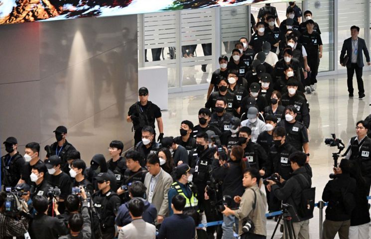 캄보디아 온라인 사기에 가담해 구금된 한국인들이 지난 18일 오전 인천국제공항 제2터미널을 통해 송환되고 있다. 연합뉴스