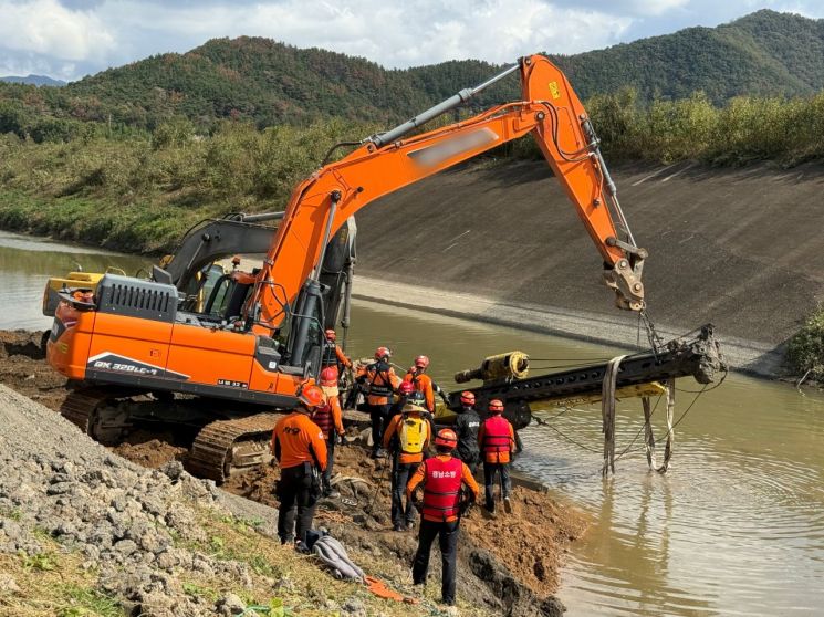 창녕서 하천 공사하던 20t 천공기 쓰러져 하천으로 … 60대 기사 숨져