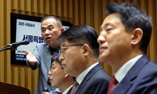 명태균씨가 23일 서울시청에서 열린 국회 행정안전위원회 국정감사에서 의원 질의에 답하고 있다. 연합뉴스