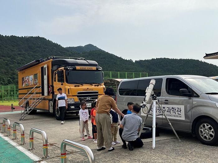 신안군이 국립광주과학관 후원회와 함께 추진한 '2025 찾아가는 과학관' 프로그램이 도서지역 초등학생들의 높은 호응 속에 성황리에 마무리됐다.. 신안군 제공