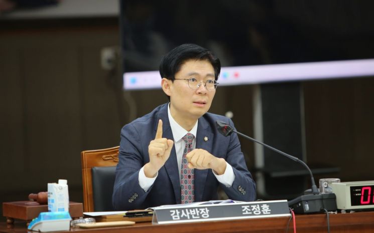 조정훈 국민의힘 의원이 경남교육청에서 열린 국회 교육위원회 국정감사에서 질문하고 있다. 이세령 기자