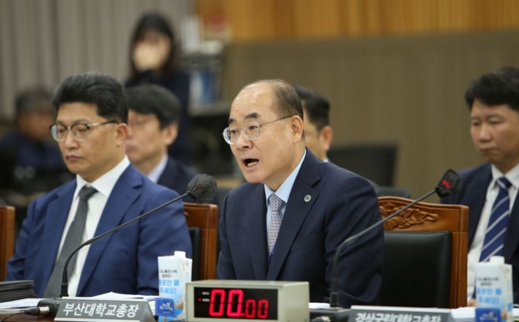 최재원 부산대 총장이 경남교육청에서 열린 국회 교육위원회 국정감사에서 질문에 답하고 있다. 이세령 기자