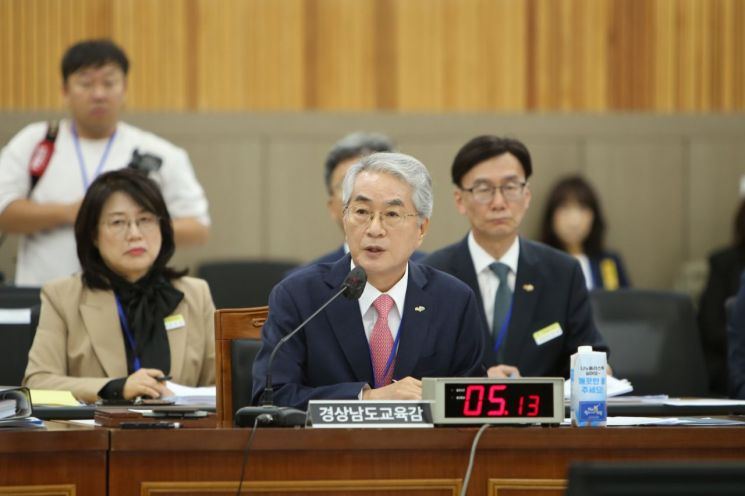 박종훈 경남교육감이 경남교육청에서 열린 국회 교육위원회 국정감사에서 의원 질의에 답하고 있다. 이세령 기자