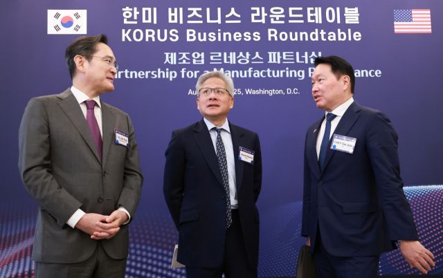 이재용 삼성전자 회장과 최태원 대한상공회의소 회장 겸 SK그룹 회장이 지난 8월25일(현지시간) 미국 워싱턴DC 윌라드 호텔에서 열린 한미 비즈니스 라운드 테이블 리셉션에서 젠슨 황 엔비디아 최고경영자(CEO)와 대화하고 있다. 연합뉴스