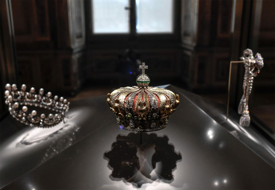 The crown of Empress Eug?nie de Montijo, wife of Napoleon III, displayed in the Apollo Gallery of the Louvre Museum. / Photo by AFP Yonhap News